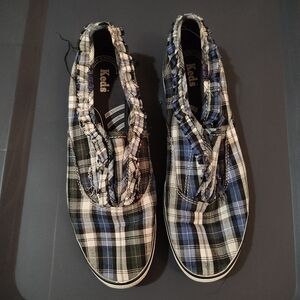 Slip on tennis shoes